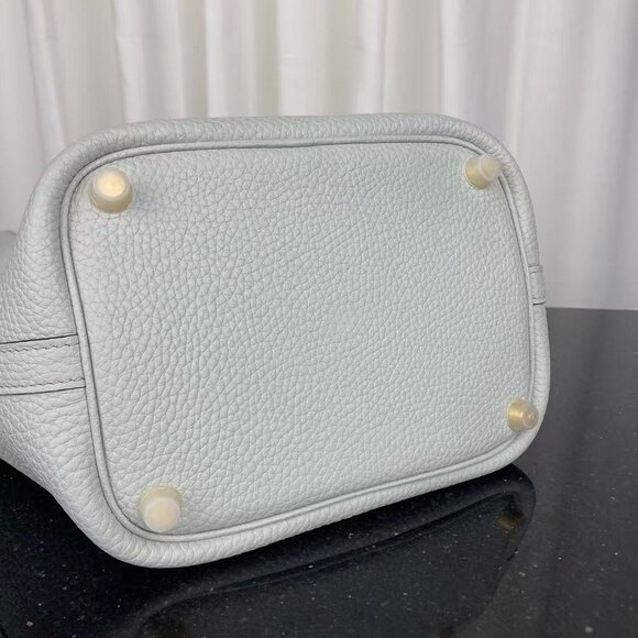 Classic Hermes Bag: A Stylish and Versatile Choice for Elegance - Picture 5 of 6